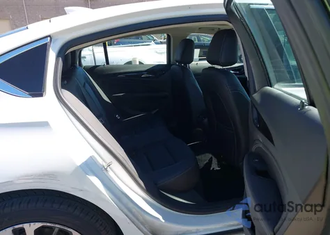 2018 Buick Regal Sportback Essence z USA, uszkodzony, nr VIN W04GR6SX2J1082000